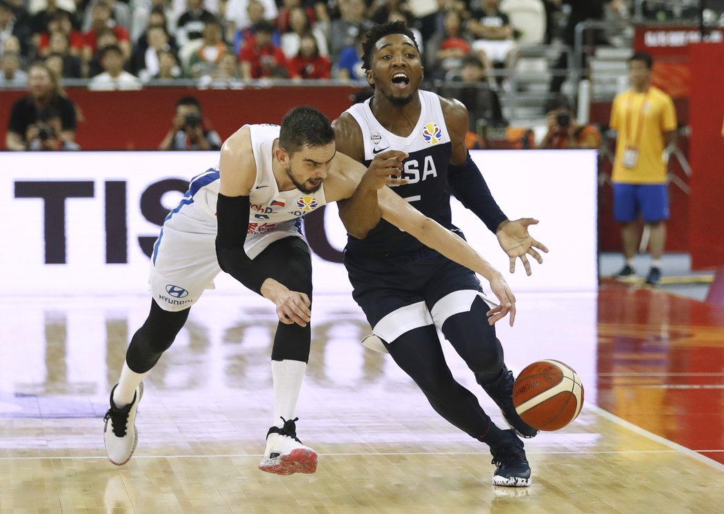 Tomáš Satoranský a Donovan Mitchell v souboji o míč při zápasu Česka s USA