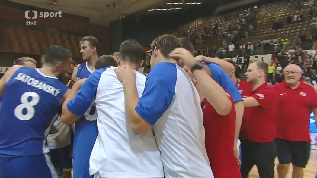 Oslava českých basketbalistů po výhře nad Bosnou, která zajistila postup na MS