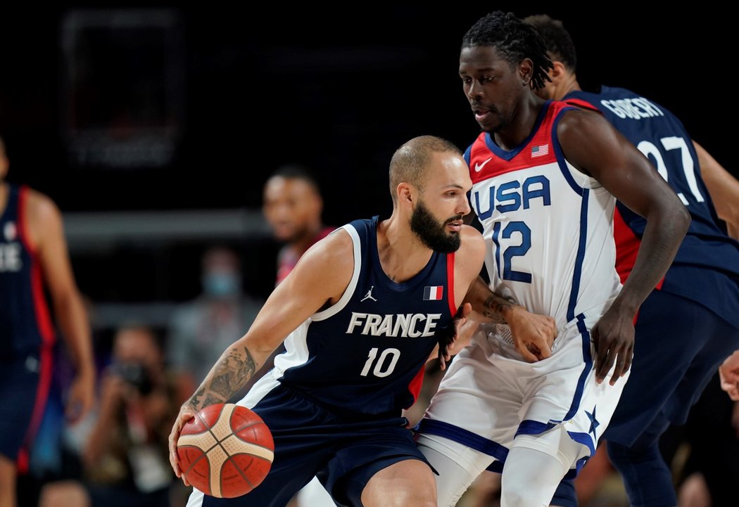 Francouzský basketbalista Evan Fournier se snaží prosadit přes Jruea Holidaye