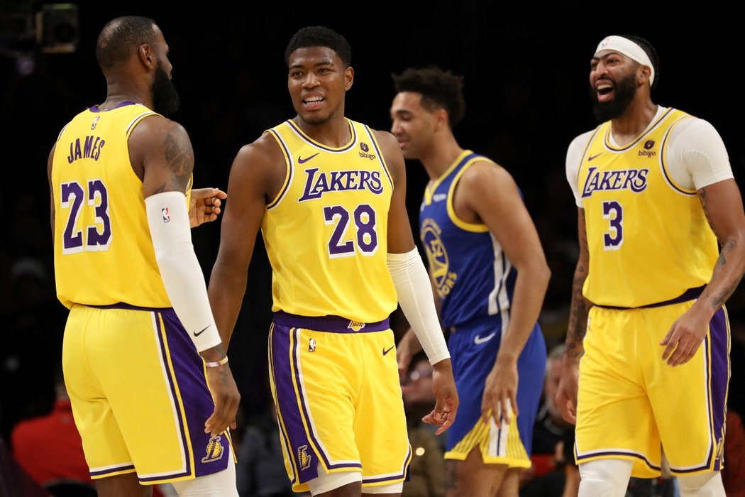 LA Lakers během sezony výrazně posílili. Cíl? Ulehčit stále skvěle hrající legendě LeBronu Jamesovi