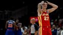 Vít Krejčí v dresu Atlanty se chytá za hlavu po další prohře Hawks