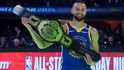 Hvězda Golden State Stephen Curry s boxerským pásem pro šampiona souboje pohlaví