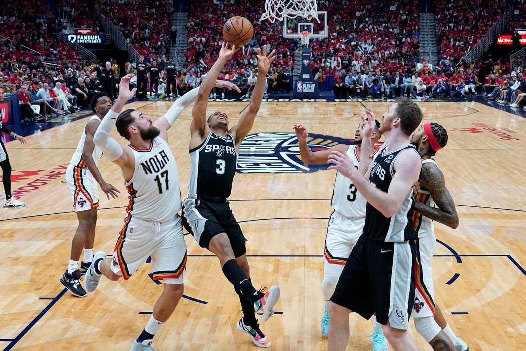 Pelicans zvládli zápas se San Antoniem a zahrají si o play off