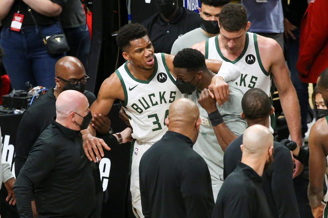 Giannis Antetokounmpo musel s poraněným kolenem ze zápasu odstoupit