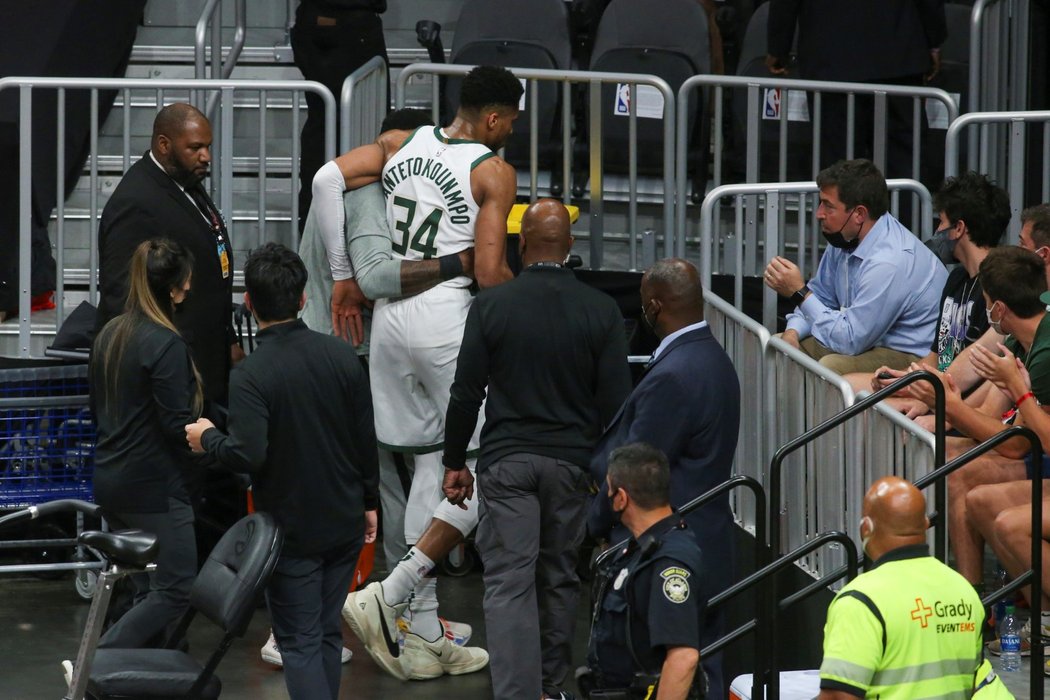 Giannis Antetokounmpo musel s poraněným kolenem ze zápasu odstoupit