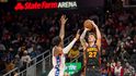 Český basketbalista Vít Krejčí v akci