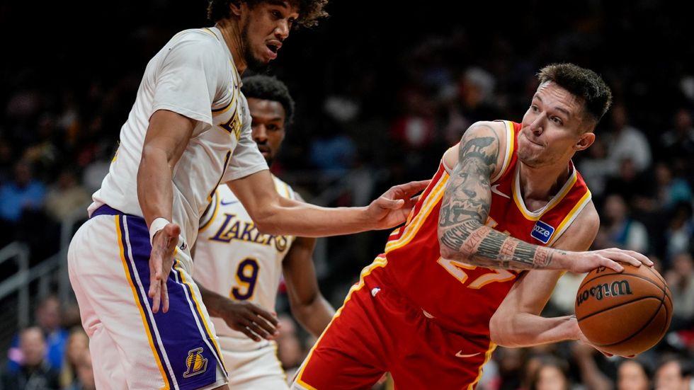 Vít Krejčí v akci proti Lakers