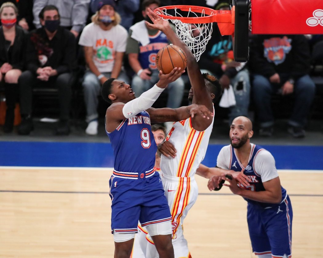 Basketbalisté Atlanty postoupili po výhře 103:89 v Madison Square Garden a celkem 4:1 na zápasy přes newyorské Knicks do druhého kola play off NBA