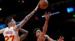 Český basketbalista Vít Krejčí blokuje střelu v zápase NBA