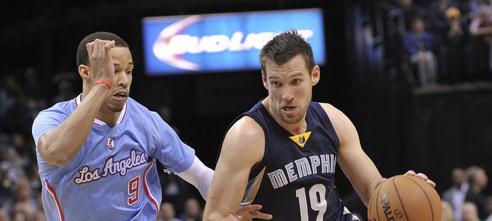 Beno Udrih z Memphisu (vpravo) se snaží obejít Jareda Cunninghama z Los Angeles Clippers