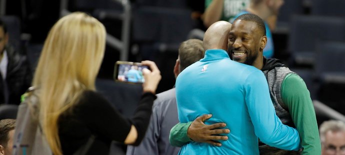 Kemba Walker si poprvé v kariéře zahrál na palubovce Charlotte jako soupeř, před zápasem se tak musel pozdravit z řadou známých