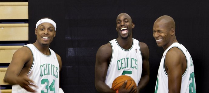 Opory Bostonu Celtics Paul Pierce, Kevin Garnett a Ray Allen (zleva).