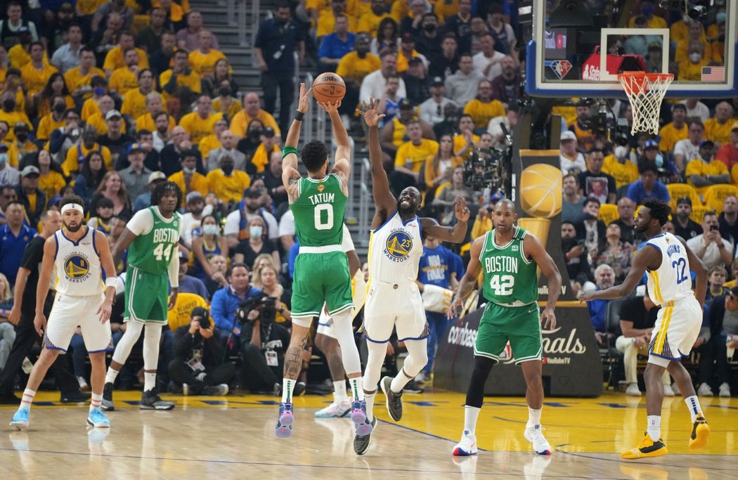 Utkání finále play off basketbalové NBA mezi Bostonem Celtics a Golden State Warriors