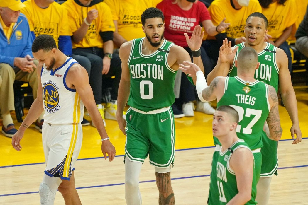 Utkání finále play off basketbalové NBA mezi Bostonem Celtics a Golden State Warriors