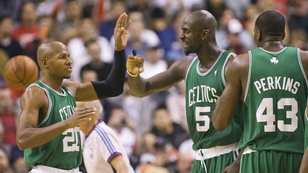 Radost basketbalistů Bostonu Celtics Ray Allen, Kevin Garnett a Kendrick Perkins (zleva).