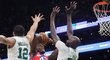 Tacko Fall zablokoval detroitského Sekoua Doumbouyau