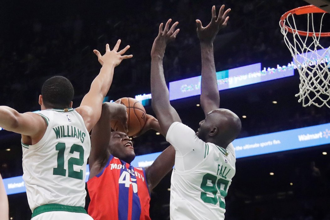 Tacko Fall zablokoval detroitského Sekoua Doumbouyau