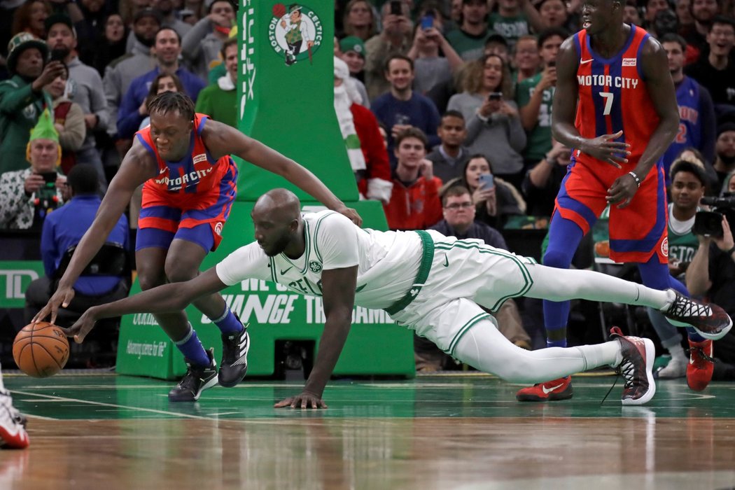 Nejvyšší hráč NBA Tacko Fall se natahuje po ztraceném míči v zápase s Detroitem