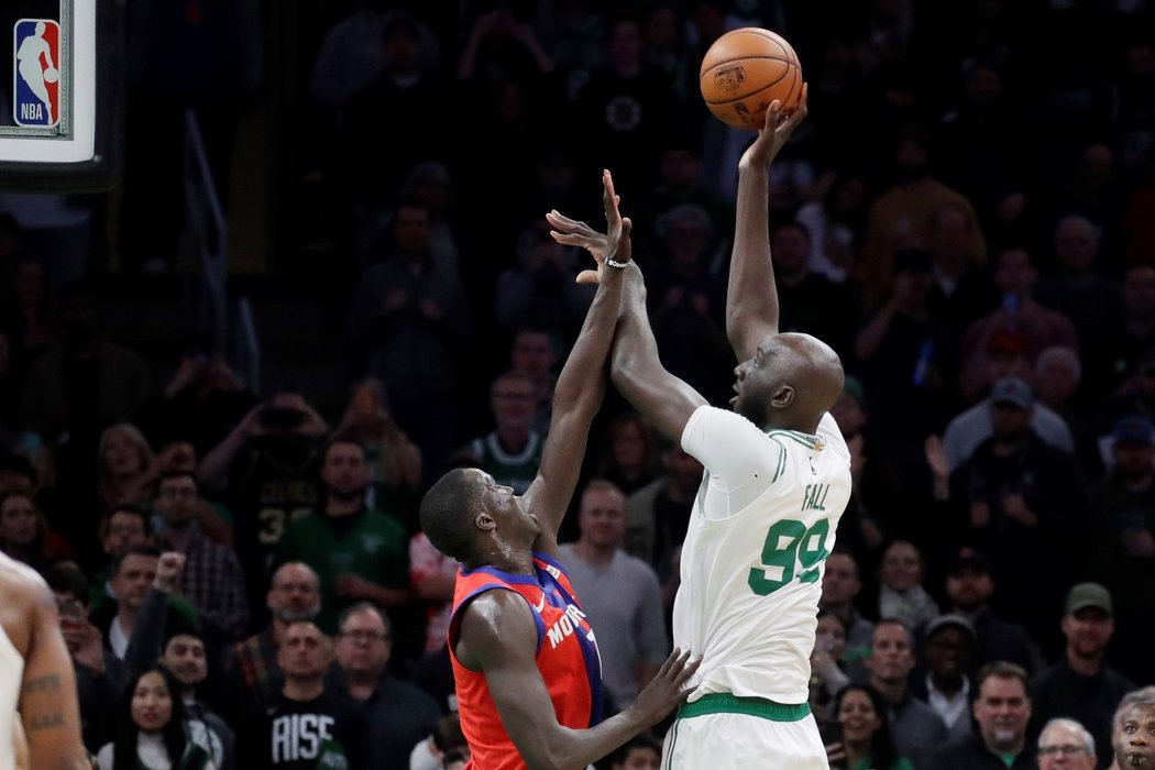 Senegalec Tacko Fall střílí přes soupeře