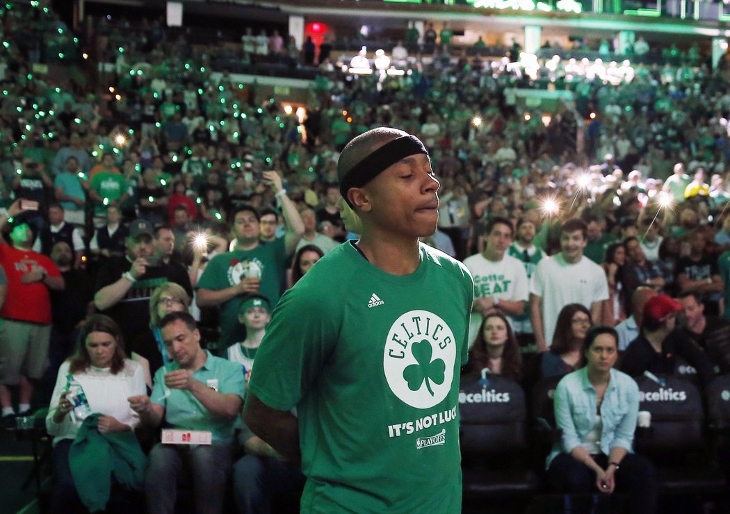 Bostonský Isaiah Thomas před úvodním zápasem play off NBA. Den před tím mu zemřela sestra při autonehodě.