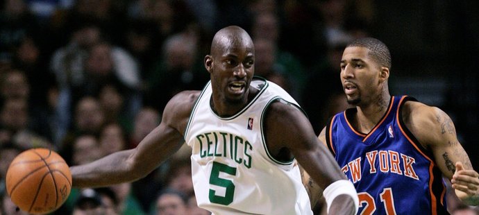 Bostonský Kevin Garnett se chystá obejít Wilsona Chandlera z NY Knicks.