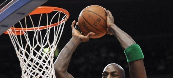 Bostonský Kevin Garnett smečuje do koše.