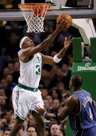 Bostonský Paul Pierce zakončuje jednu ze svých akcí.