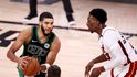 Za druhým triumfem proti Heat dotáhl Boston mladík Jayson Tatum, jenž k 31 bodům přidal také deset doskoků a šest asistencí.