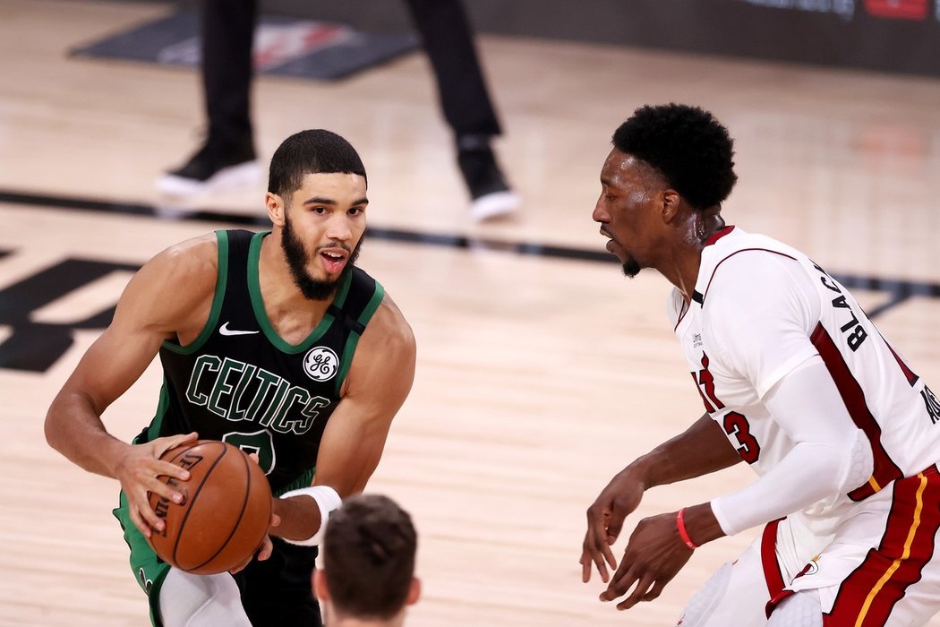 Za druhým triumfem proti Heat dotáhl Boston mladík Jayson Tatum, jenž k 31 bodům přidal také deset doskoků a šest asistencí.