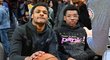LeBronovi synové Bronny a Bryce na zápase LA Lakers s Milwaukee