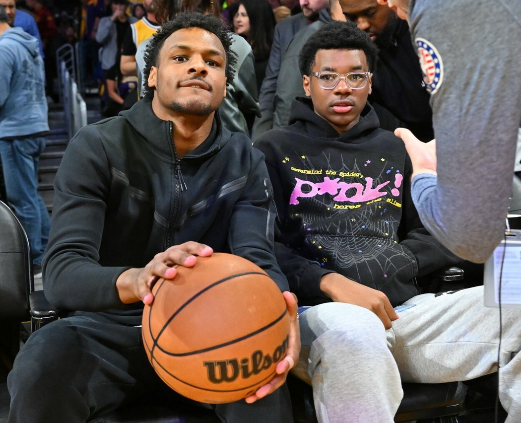 LeBronovi synové Bronny a Bryce na zápase LA Lakers s Milwaukee