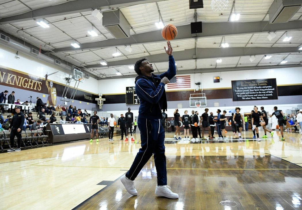 LeBron James Junior před zápasem své střední školy Sierra Canyon