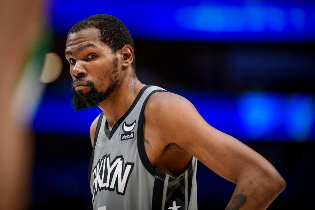 Hvězdný basketbalista NBA Kevin Durant v zápase proti Dallasu