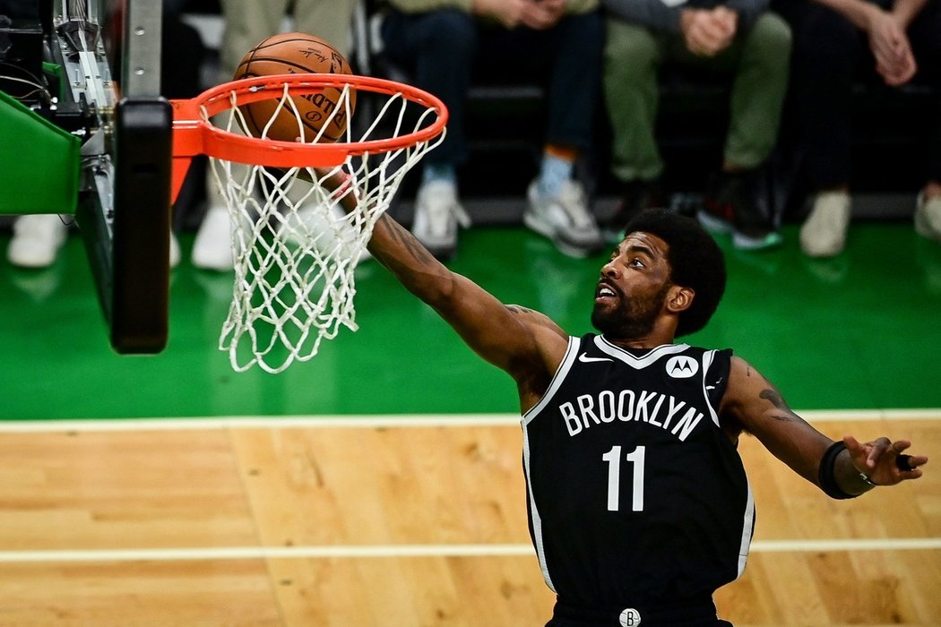 Hvězda Brooklynu Kyrie Irving před novou sezonou NBA zůstává mimo hlavní tým