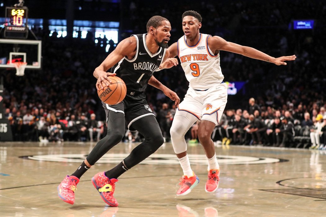 Kevin Durant z Brooklynu se v derby proti New York Knicks blýskl 53 body