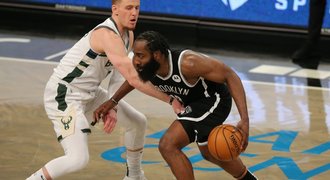 Harden znovu zářil za Brooklyn. Warriors porazili Lakers, Satoranský pořád mimo