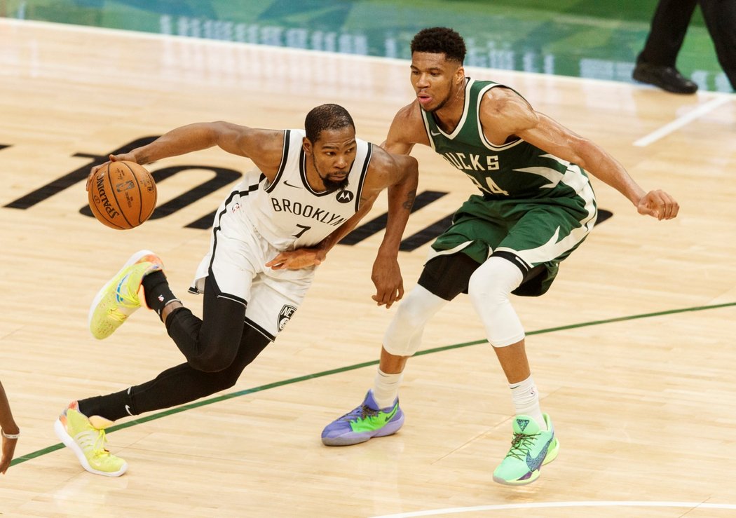 Bitvu hvězd ovládl Giannis Antetokounmpo, jeho sok Kevin Durant nasázel 42 bodů