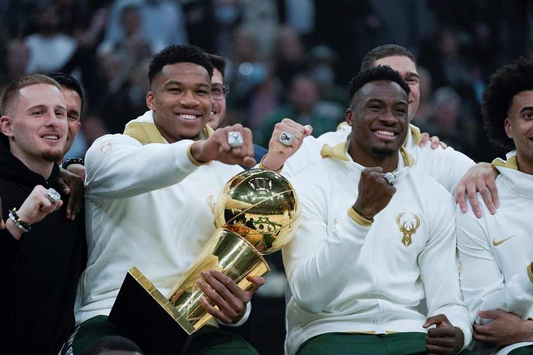 Giannis Antetokounmpo a jeho bratr Thanasis ukazují prsteny pro vítěze NBA