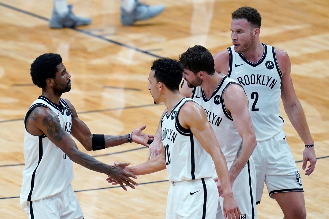 Oslabené Nets v koncovce podržel Kyrie Irving (vlevo) osmi body v poslední minutě