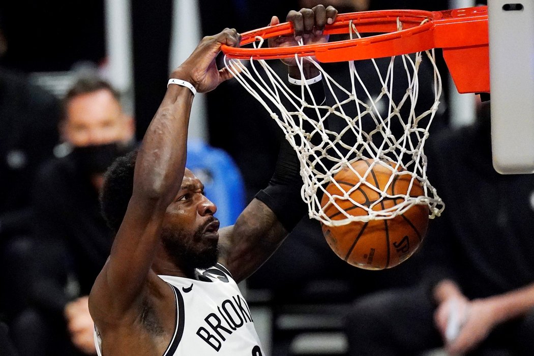 Basketbalisté Brooklynu Nets porazili Los Angeles Clippers na jejich hřišti 112:108 a vyhráli i páté utkání NBA během šňůry po západním pobřeží, což se jim povedlo poprvé v klubové historii.