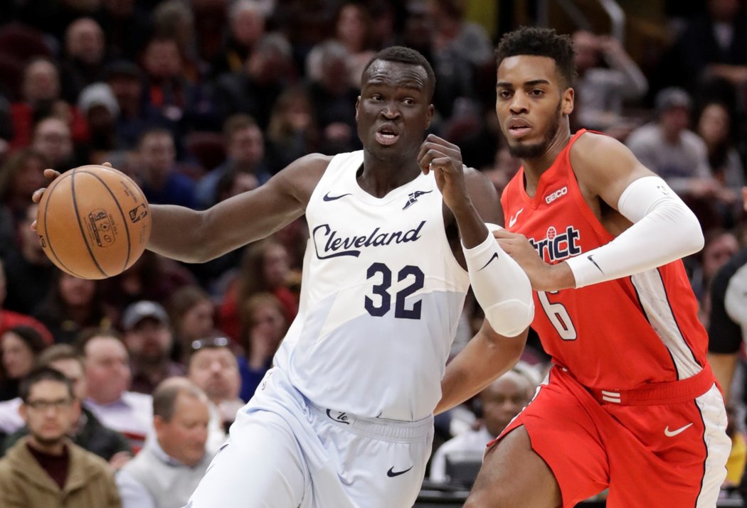 Basketbalista Tomáš Satoranský se spolu s dalšími hráči základní sestavy Washington Wizards díval z lavičky, když sestava náhradníků málem v Clevelandu dohnala ztrátu 25 bodů ze čtvrté čtvrtiny