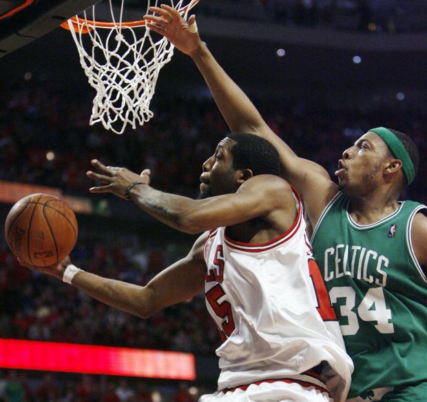 John Salmons (Chicago Bulls) se snaží prosadit přes obranu bostonského Paula Pierceho. John Salmons (Chicago Bulls) se snaží prosadit přes obranu bostonského Paula Pierceho.