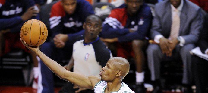 Ray Allen hrající za Celtics se chystá zakončit.