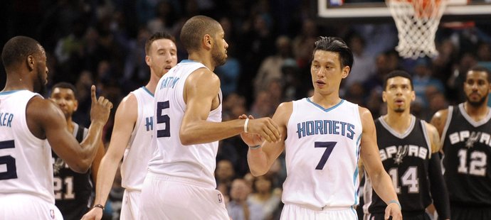 Nicolas Batum gratuluje Jeremy Linovi v zápase proti San Antoniu. Jejich Charlotte Hornets předvedli velký obrat.