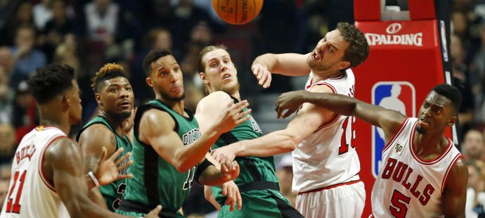 Pau Gasol z Chicaga se v tísni snaží dostat míč na Jimmyho Butlera (vlevo) v zápase proti Celtics