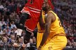 Derrick Rose z Chicaga skóruje přes clevelandského LeBrona Jamese