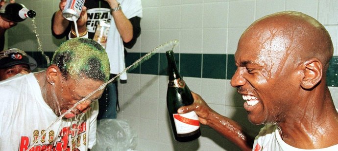 Dennis Rodman a Michael Jordan měli mnoho důvodů k bouřlivým oslavám