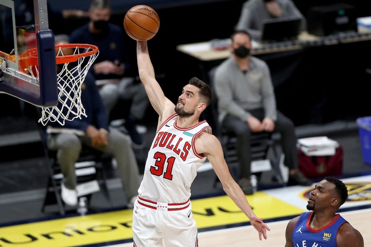 Tomáš Satoranský se vznáší ke koši v zápase NBA proti Denveru