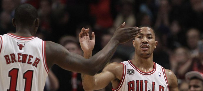 Derrick Rose (vpravo) se raduje se svým spoluhráčem Ronnie Brewerem v zápase proti San Antoniu. Rose si 42 body vyrovnal své osobní maximum v NBA