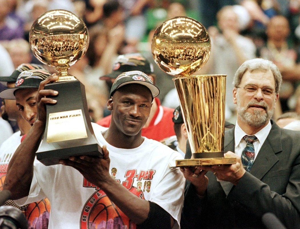 Michael Jordan (vlevo) a Phil Jackson (vpravo) po výhře ve finále NBA v roce 1998